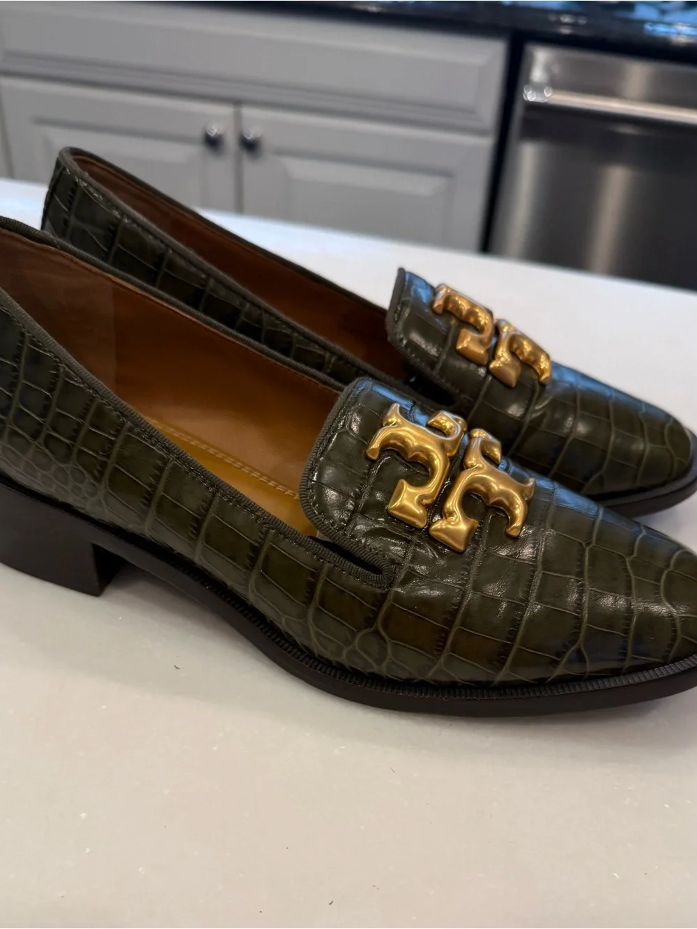 Tory Burch Eleanor Logo Heeled Leather Loafer Leccio Green Croc Embossed US 7.5